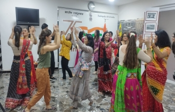 Un gran logro para la India ya que el Garba esta incluido en la Lista Representativa del Patrimonio Cultural Inmaterial de la Humanidad de UNESCO.  Para celebrar esta alegre ocasion, la Embajada de la India en Caracas organizo un evento cultural el jueves 7 de diciembre, en el que miembros de la diaspora india, amigos de la India, funcionarios de la embajada y sus familiares interpretaron Garba.